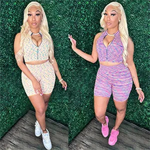 Visuale dettagliata del completo donna con crop top senza maniche e pantaloncini