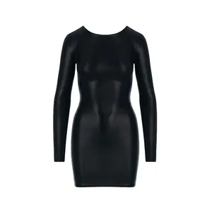 Vestido corto ajustado negro de manga larga en tejido elástico brillante con elegante cuello redondo