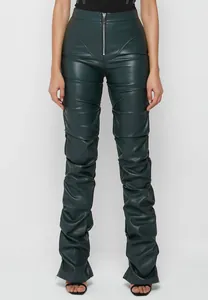 Vista detallada de los pantalones de cuero sintético fruncidos verde oscuro con cremallera