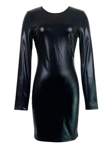 Primer plano de un vestido ajustado negro brillante de manga larga en cuero sintético