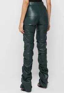 Vista trasera pantalones ajustados cuero PU verde oscuro con diseño piernas plisadas