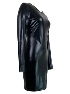 Vista lateral de un vestido ajustado negro brillante de manga larga con tela elástica.