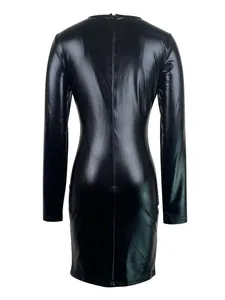 Vista trasera de un vestido bodycon negro brillante de manga larga para club nocturno