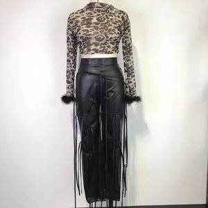 Detail van de zwarte PU-lederen broek met hoge taille en ingewikkeld vetersnoerontwerp