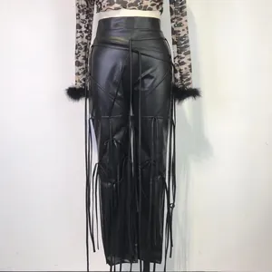 Detail van een zwarte PU-lederen broek met modieuze vetersluiting en lange vetersiering.