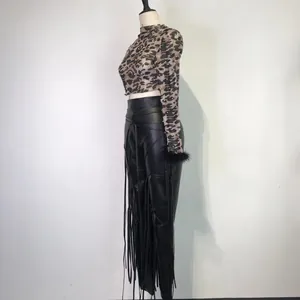 Zijaanzicht van luipaardtop en zwarte vetersluiting PU-lederen broek met lange franjes