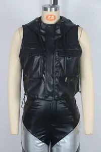 Vorderansicht einer schwarzen PU-Lederweste mit Kapuze und Kordelzug für Damen auf Mannequin