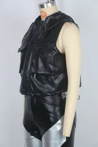 Modische schwarze PU-Lederweste mit Kapuze und passenden silbernen Leggings für Damen