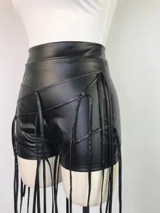 Gedetailleerd overzicht van sexy zwarte PU-leren damesshorts met lange decoratieve franje kwastjes