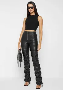 Pantalones de cuero PU negros ajustados con detalles fruncidos y cierre frontal.