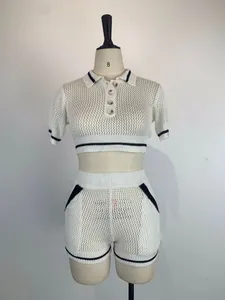 Vue détaillée d'un ensemble deux pièces en tricot blanc avec bordures noires sur un mannequin