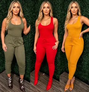 Sexy tweedelige dames set met tanktop en joggingbroek verkrijgbaar in drie kleuren.