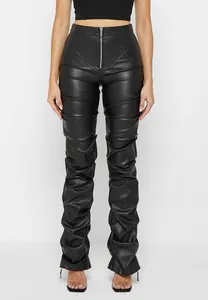 Vista detallada de pantalones de cuero PU negro de talle alto con efecto plisado y cremallera