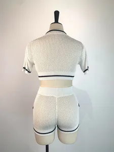 Vue arrière d'un ensemble tricoté blanc deux pièces avec détails en maille et rayures noires