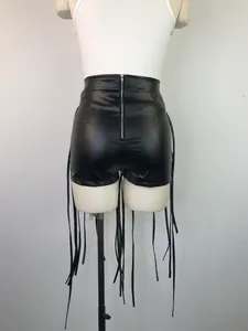 Gedetailleerd achteraanzicht van zwarte PU-leren shorts met lange franjes en ritssluiting