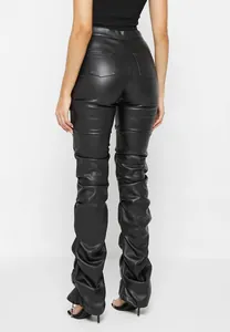 Vista posterior detallada de pantalones de cuero sintético negro fruncido con bolsillos