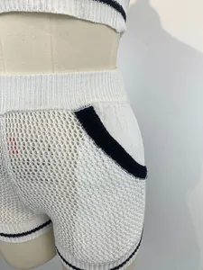 Gros plan détaillé d'un ensemble deux pièces en tricot blanc avec panneaux en maille filet