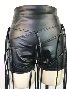 Detailopname van sexy zwarte PU-lederen shorts met een ingewikkeld vetersysteem.