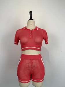 Ensemble deux pièces en maille corail avec polo court et short sur un mannequin