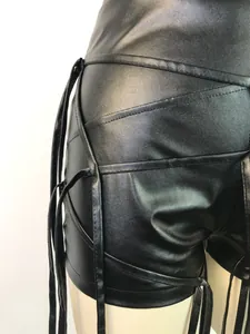 Detailopname van zwarte PU-leren shorts met ingewikkelde veters en textuur