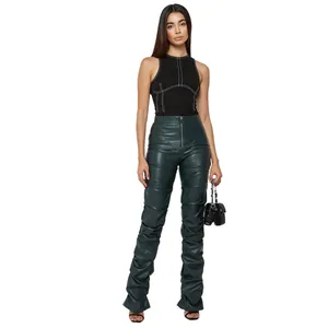 Pantalones de cuero sintético verde oscuro con piernas fruncidas y cremallera frontal