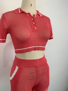 Vue détaillée de l'ensemble deux pièces en tricot rose avec des rayures blanches.