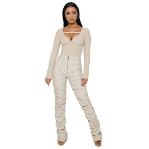 Vista de detalle de pantalones de cuero PU fruncidos para mujer en color crema