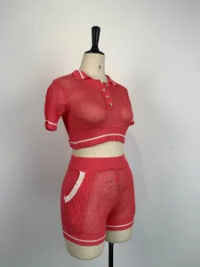 Vue latérale d'un ensemble deux pièces en tricot rose sur un mannequin