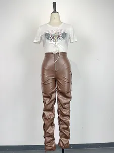 Detalle de pantalones de cuero PU marrón de cintura alta con diseño fruncido en la pierna