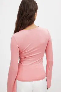 Vista trasera detallada de un top rosa de manga larga con ajuste entallado y elegante