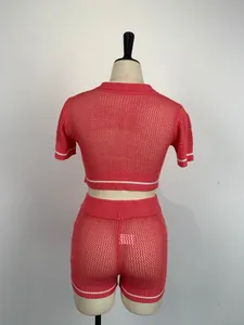 Vue détaillée de l'ensemble deux pièces tricoté rose avec texture résille et rayures