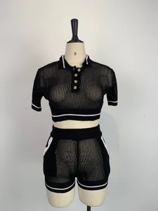 Détail de l'ensemble deux pièces en maille noire avec rayures blanches sur mannequin