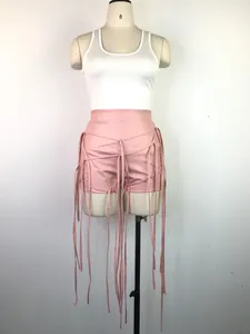 Vooraanzicht van roze PU-leren shorts met een ingewikkeld kwastvlechtontwerp op pop