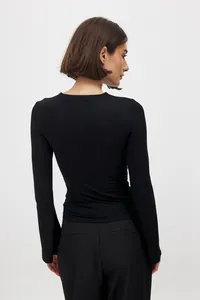 Vista posterior detallada de un top negro elegante y ajustado de manga larga para mujer