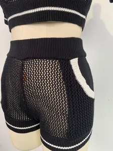 Vue détaillée de l'ensemble deux pièces en maille filet noir et blanc pour femme.