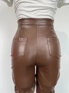 Vista trasera detallada de pantalones de cuero sintético marrón de cintura alta
