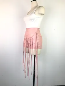 Sexy roze PU-leren shorts met ingewikkelde veter-franjedetails en een zijdelingse vetersluiting