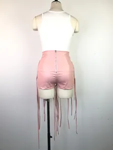 Gedetailleerd achteraanzicht van roze PU-leren korte broek met lange franje veters