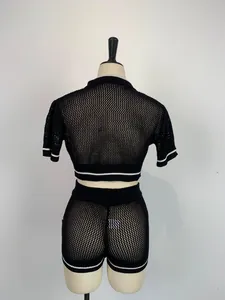 Vue arrière détaillée d'un ensemble deux pièces en maille filet noir avec rayures blanches