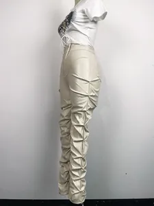 Pantalones de cuero PU beige a la moda con pliegues apilados vista lateral detalle