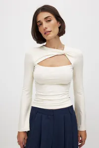 Elegante top de manga larga de color crema para mujer con un elegante detalle de abertura