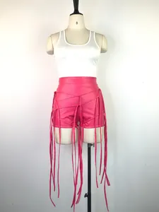 Gedetailleerd overzicht sexy roze PU-leren damesshort met veters en franjes details