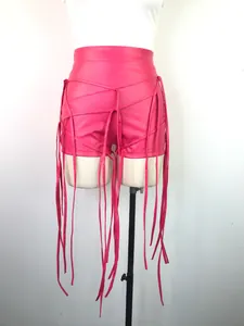 Sexy hot pink PU-leren shorts met een ingewikkelde touwvlecht en lange franjes.