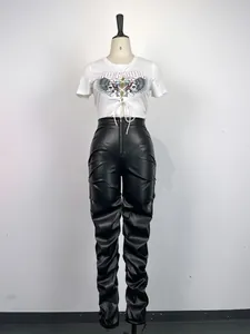Vista detallada de pantalones de cuero sintético negro con diseño fruncido y talle