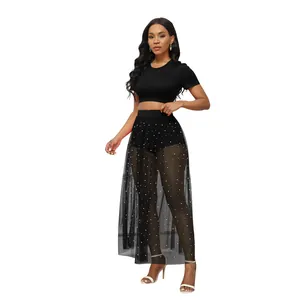 Elegante set da spiaggia nero in 3 pezzi con gonna in rete perlata e crop top