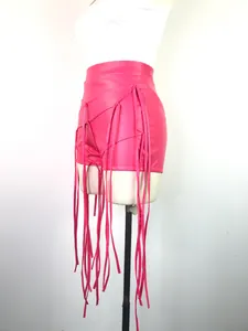 Gedetailleerde opname van roze PU-leren shorts met lange en decoratieve kwastjes