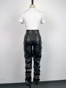 Vista trasera detallada de pantalones de cuero sintético negro con fruncidos en maniquí.