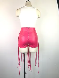 Detailopname van sexy roze PU-leren shorts met lange decoratieve franje-bandjes