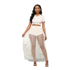 Elegante set da spiaggia bianco tre pezzi con gonna in rete perlata e crop top corto