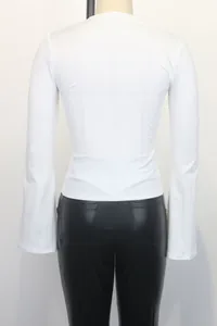 Vista posterior de un top blanco ajustado de manga larga en un maniquí